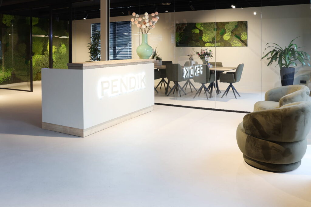 Kantoor met beige gietvloer voor projectinrichting