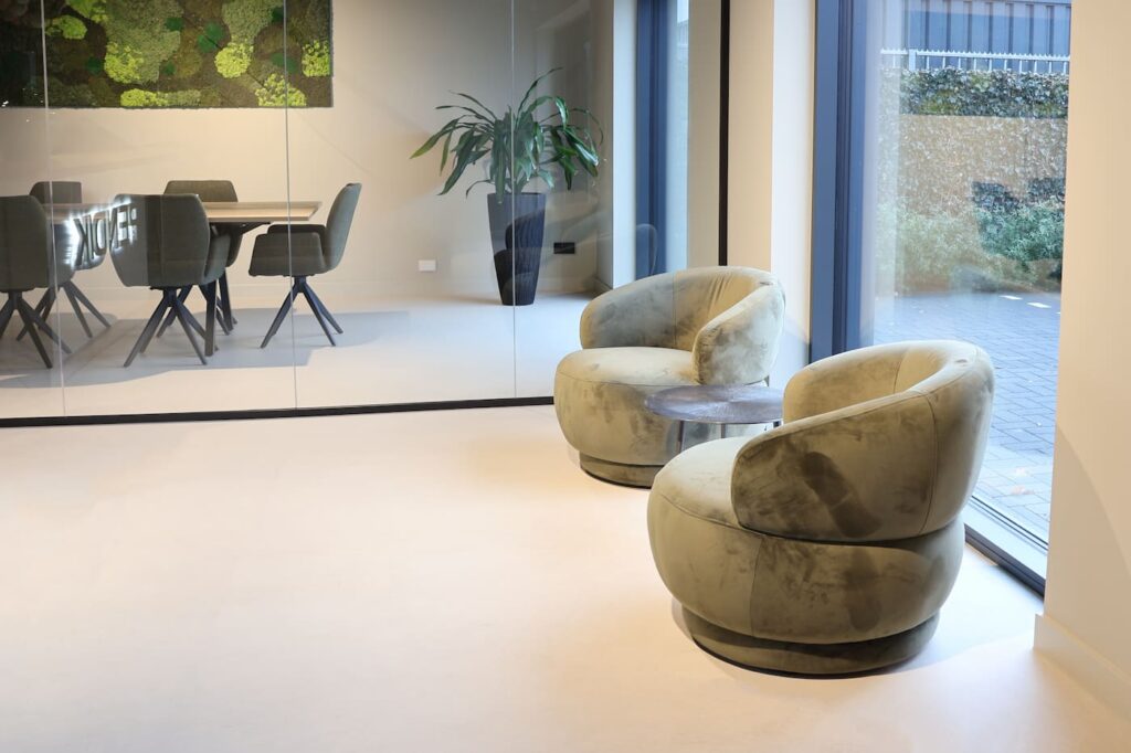 Kantoor met beige microcementvloer voor projectinrichting
