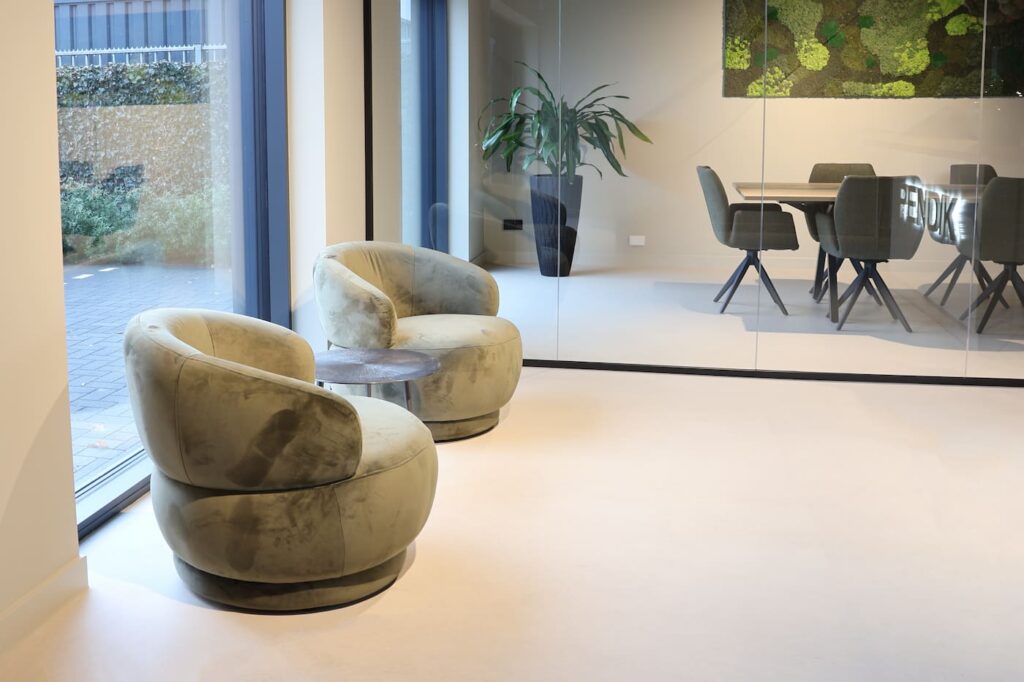 Kantoor met beige microcementvloer voor projectinrichting