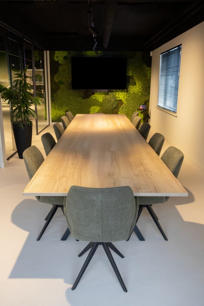 Kantoor met beige microcementvloer voor projectinrichting