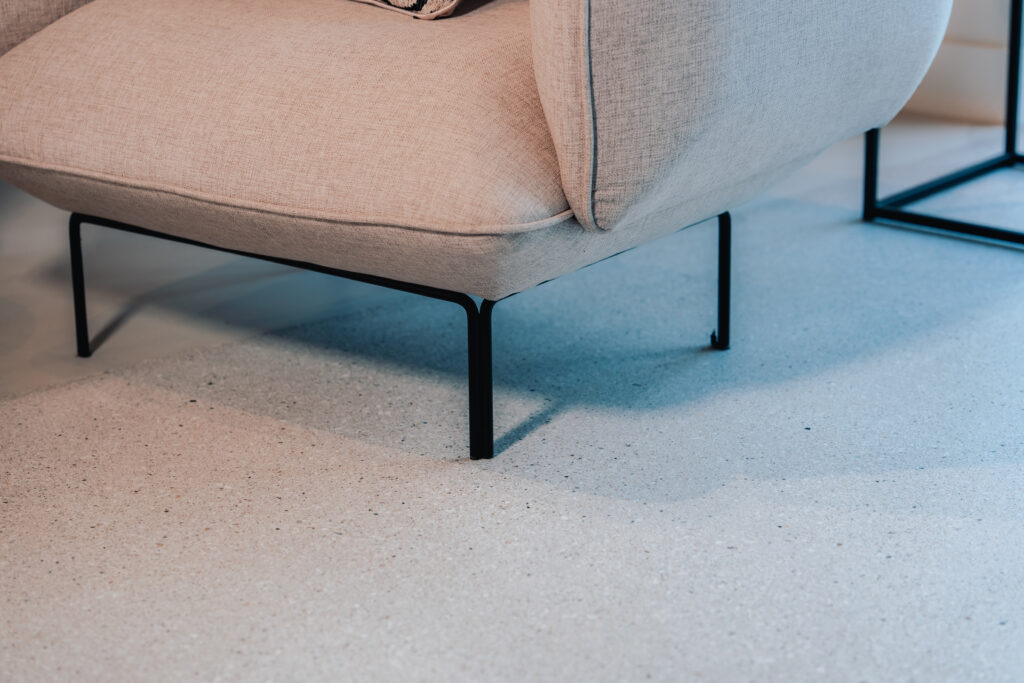 Microcement kantoorvloer met betonlook afwerking